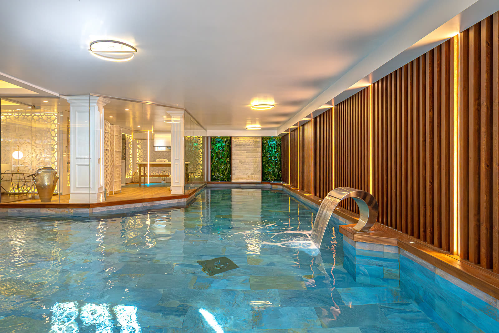 La piscina interior climatizada de la zona de bienestar de la villa